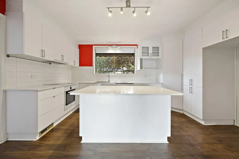 80 Walker Crescent, Narrabundah, photo 2
