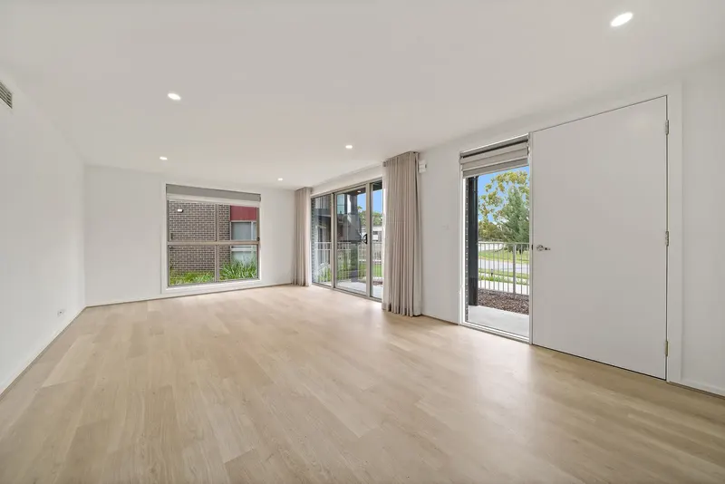 18/167 Mortimer Lewis Drive, Greenway, photo 2