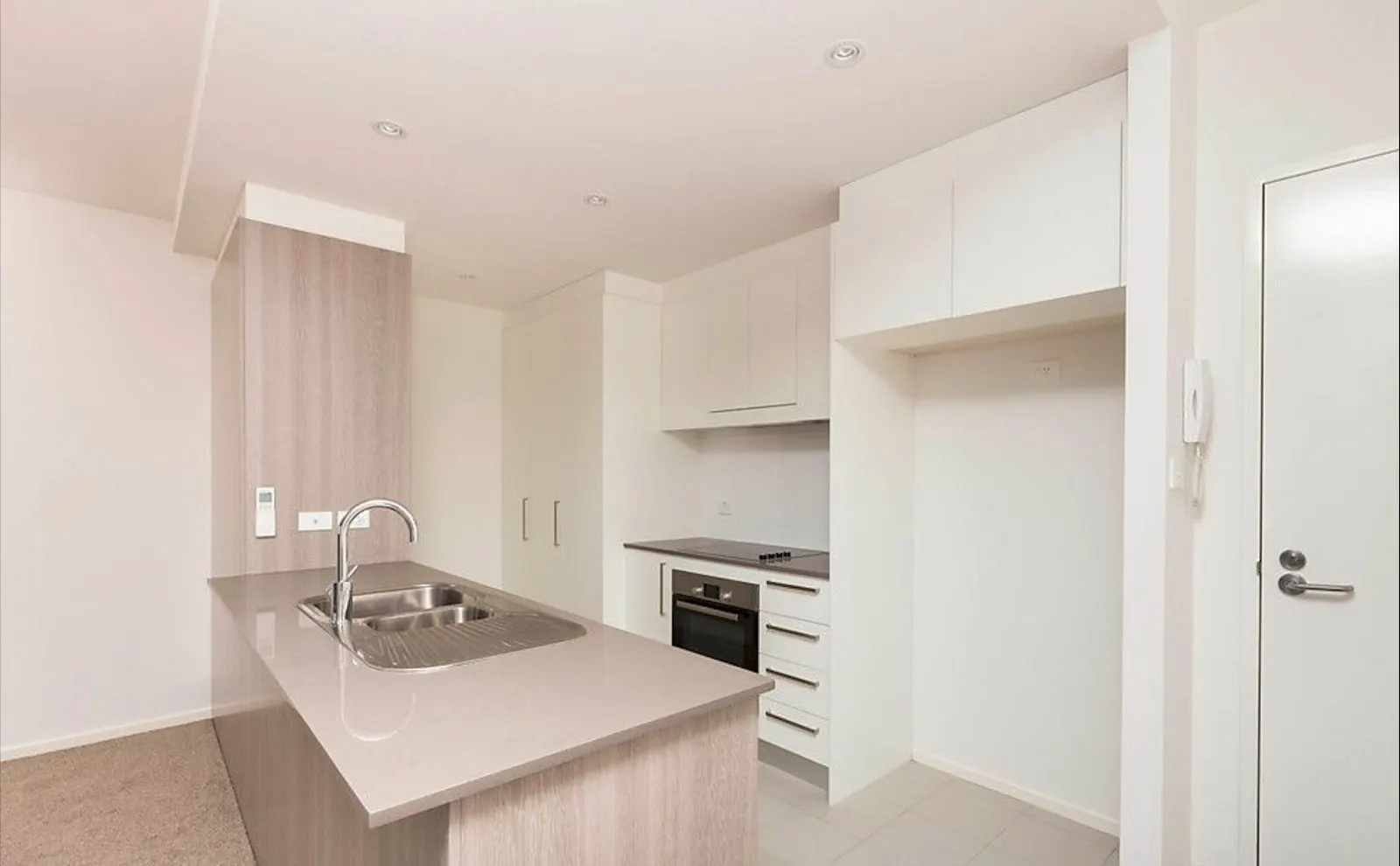 110/121 Easty Street, Phillip, photo 1