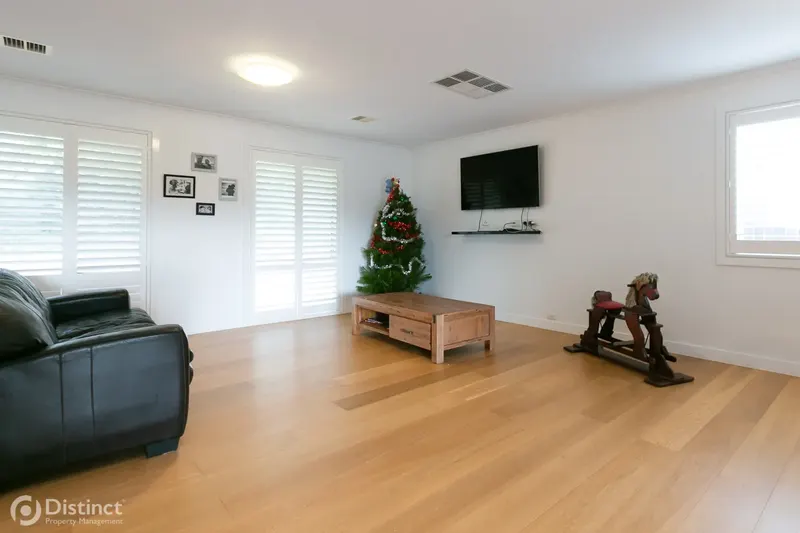 54 Jackie Howe Crescent, Macarthur, photo 6