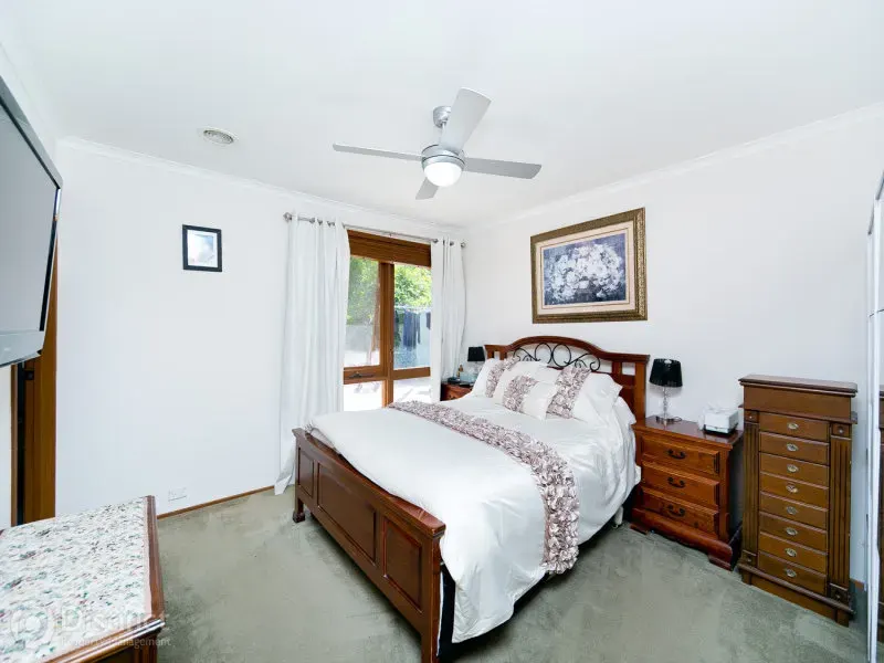 31 Jackie Howe Crescent, Macarthur, photo 5