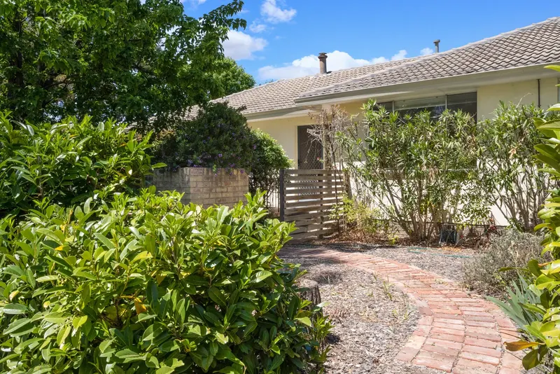 29a Ogilby Crescent, Page