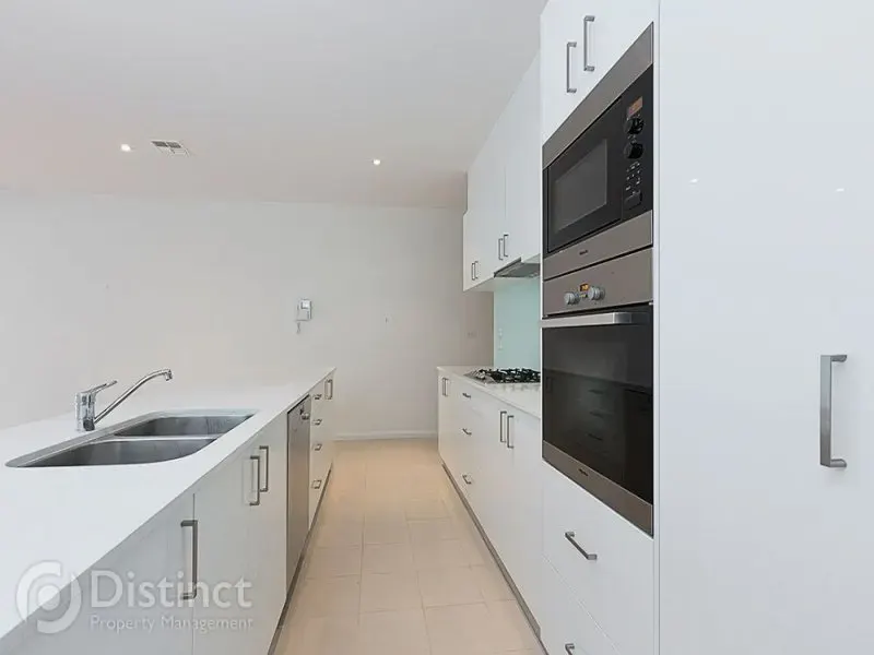 2/28 Canberra Avenue, Forrest, photo 2