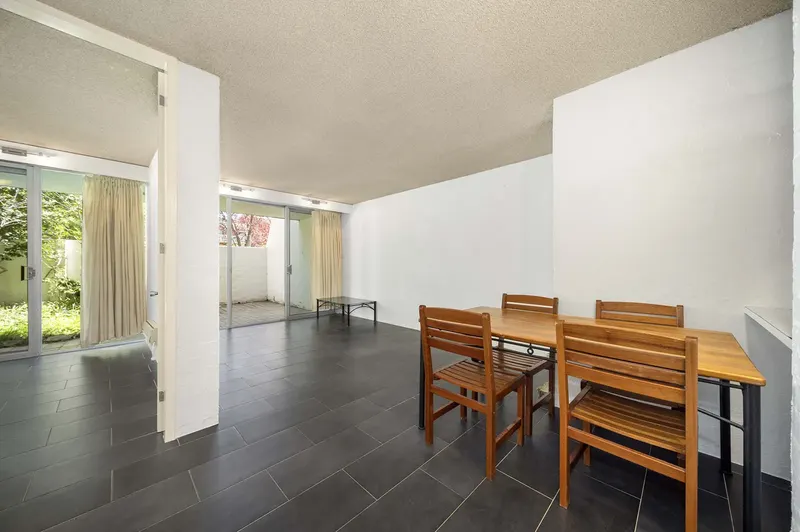 19/8 Giles Street, Griffith, photo 2