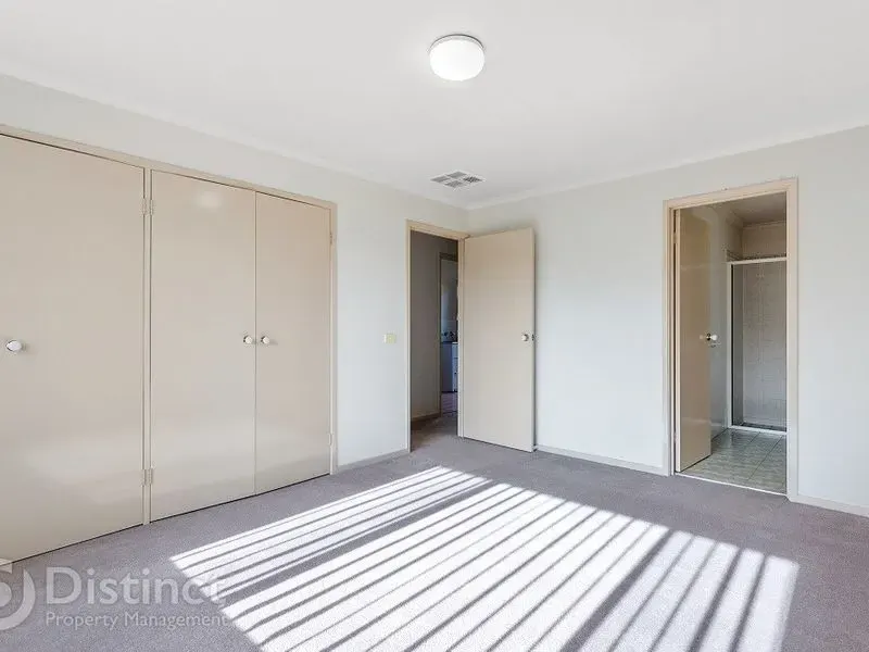 6 Tuross Close, Amaroo, photo 9
