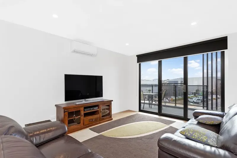 18/111 Canberra Avenue, Griffith, photo 2