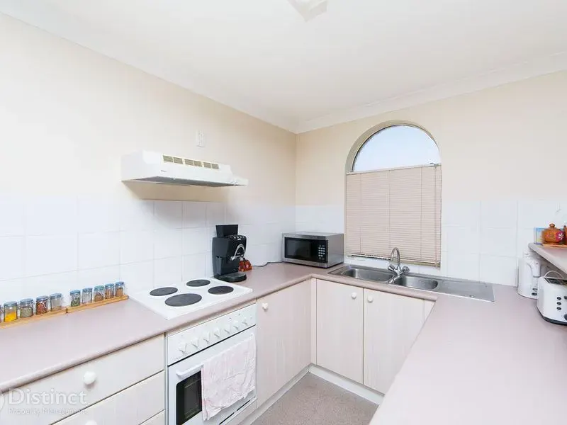 9/12 Albermarle Place, Phillip, photo 2