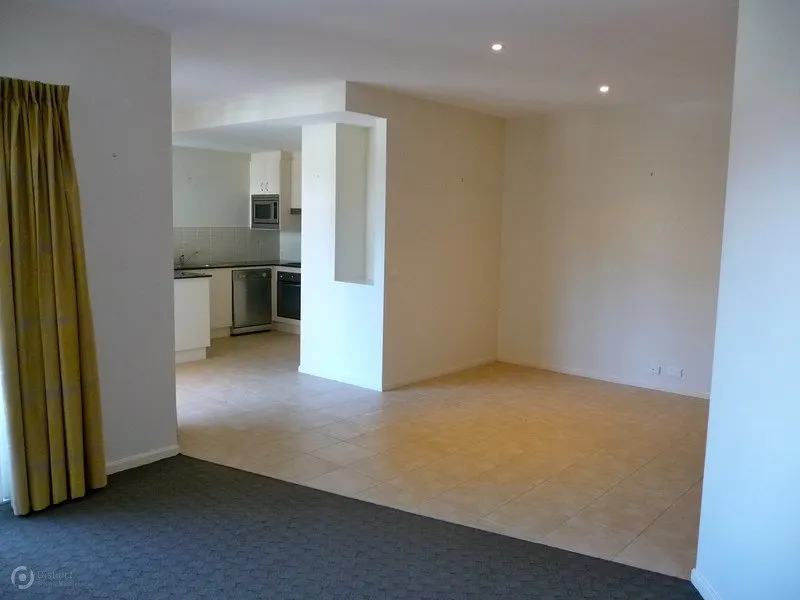 13/2 Eileen Good Street, Greenway, photo 1