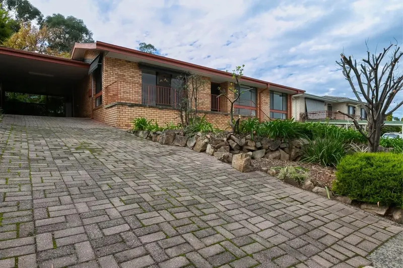 5 Simon Place, Kambah, photo 2