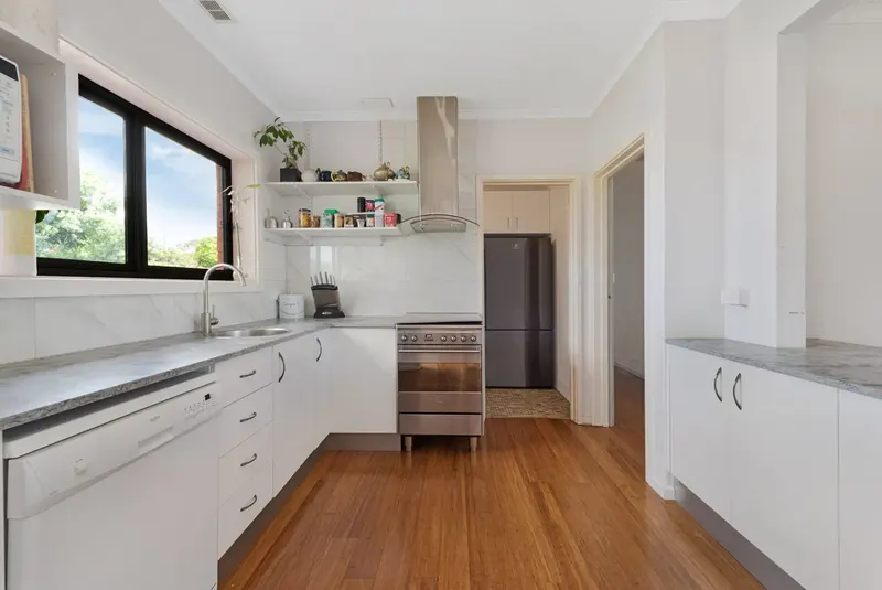10 Hagelthorn Street, Farrer, photo 4