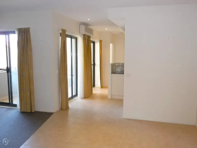 13/2 Eileen Good Street, Greenway, photo 4