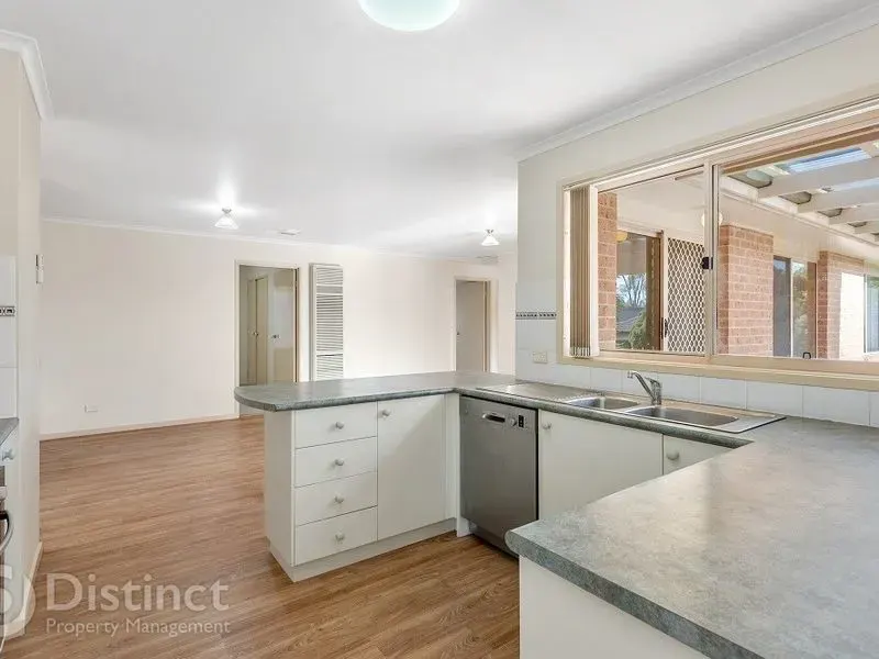 6 Tuross Close, Amaroo, photo 3