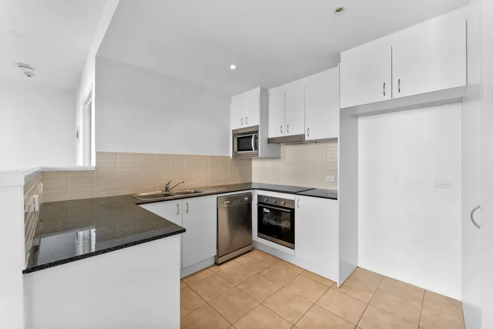 13/2 Eileen Good Street, Greenway, photo 1
