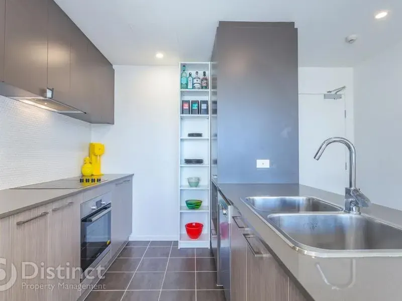 284/7 Irving Street, Phillip, photo 2