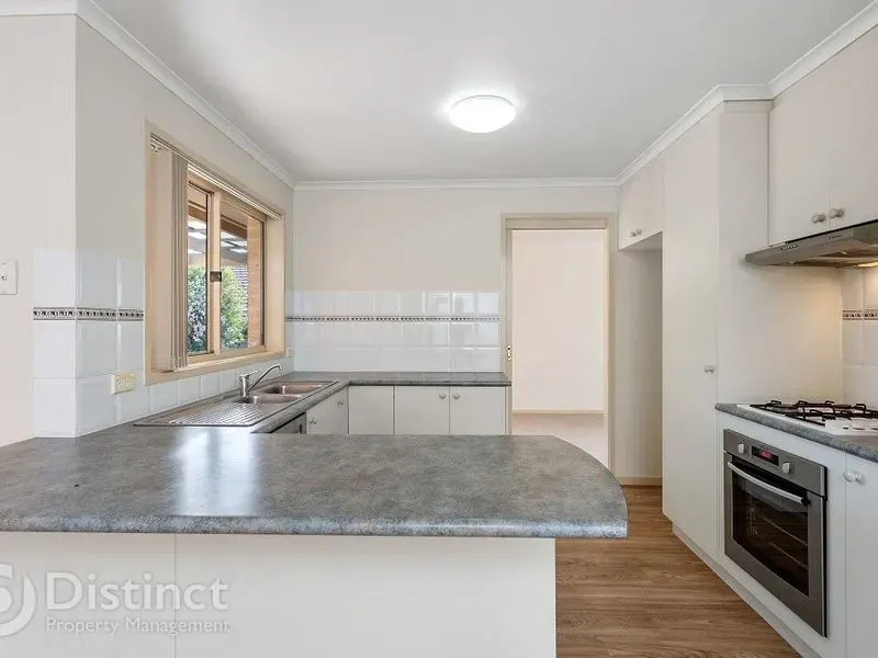 6 Tuross Close, Amaroo, photo 2