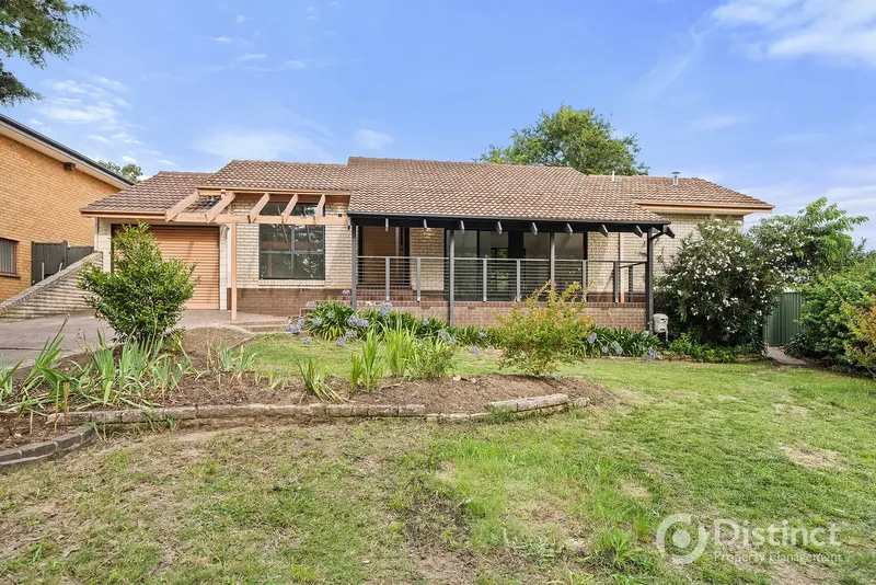 4 Achernar Close, Giralang, photo 2
