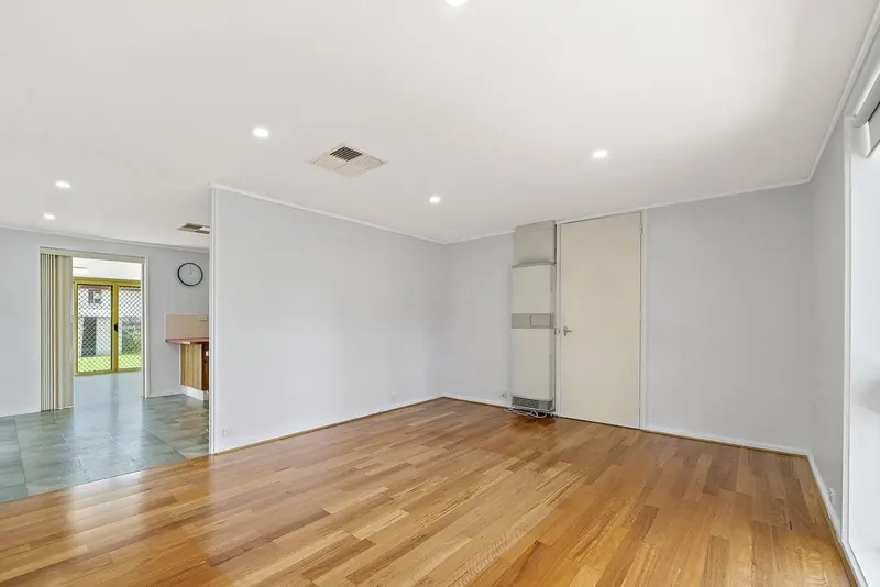 54 Castley Circuit, Kambah, photo 6