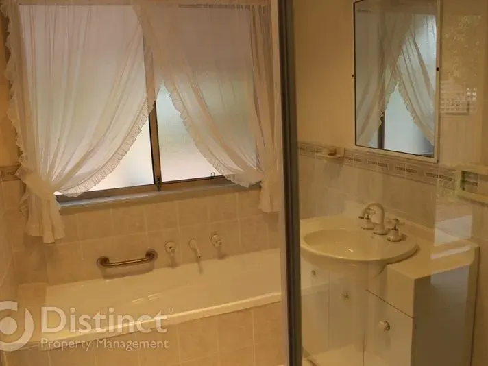 1/2 Koorong Place, Queanbeyan West, photo 8