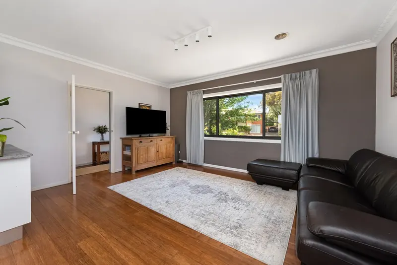 10 Hagelthorn Street, Farrer, photo 2