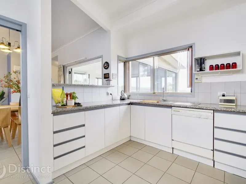 17 Whitty Crescent, Isaacs, photo 2