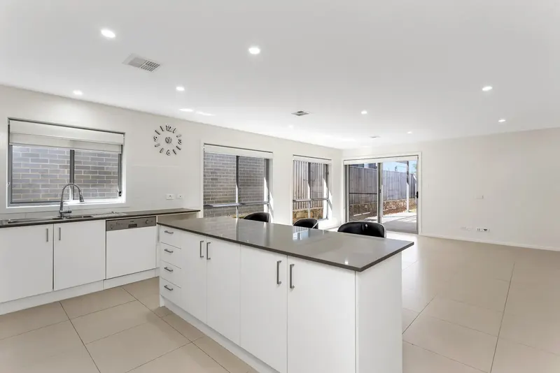 8 Victoria Owen Circuit, Casey, photo 2