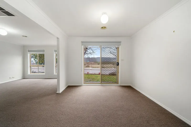 25 Bayside Court, Jerrabomberra NSW 2619, photo 2