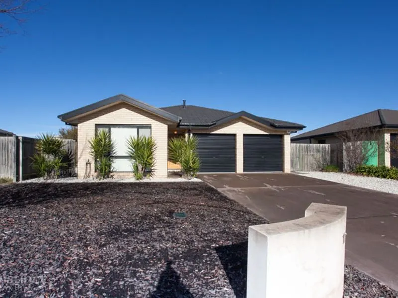11 Swallow Street, Dunlop, photo 1