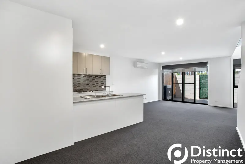 2/135 Easty Street, Phillip, photo 3