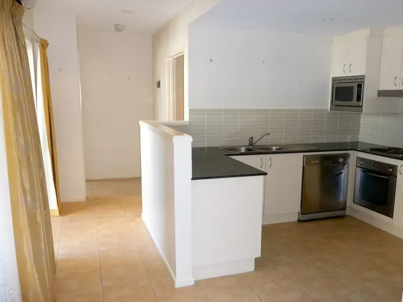 13/2 Eileen Good Street, Greenway, photo 3