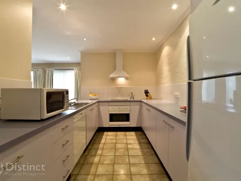 9/10 Tank Street, Phillip, photo 3