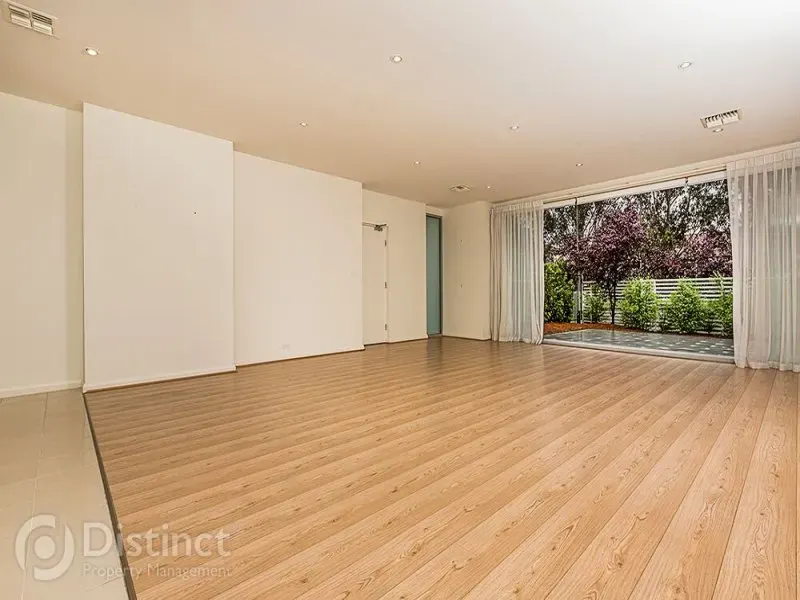 2/28 Canberra Avenue, Forrest, photo 4