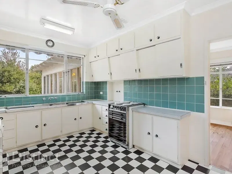62 Captain Cook Crescent, Griffith, photo 4