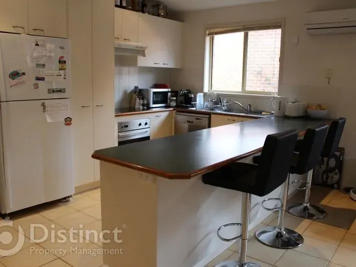 70 Wanderer Court, Amaroo, photo 2