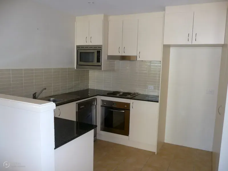 13/2 Eileen Good Street, Greenway, photo 2
