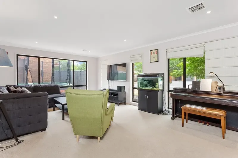 18 Hanrahan Crescent, Dunlop, photo 2