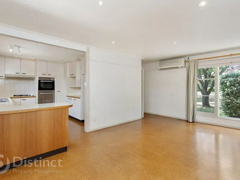 56 Schlich Street, Yarralumla, photo 3