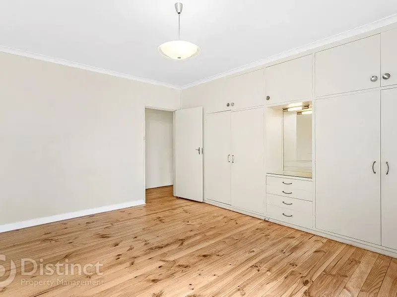 62 Captain Cook Crescent, Griffith, photo 11