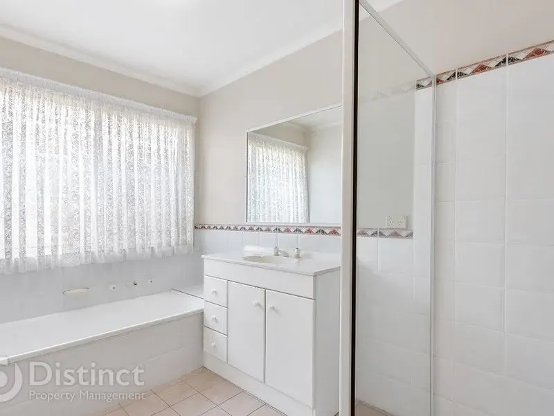 6 Tuross Close, Amaroo, photo 11