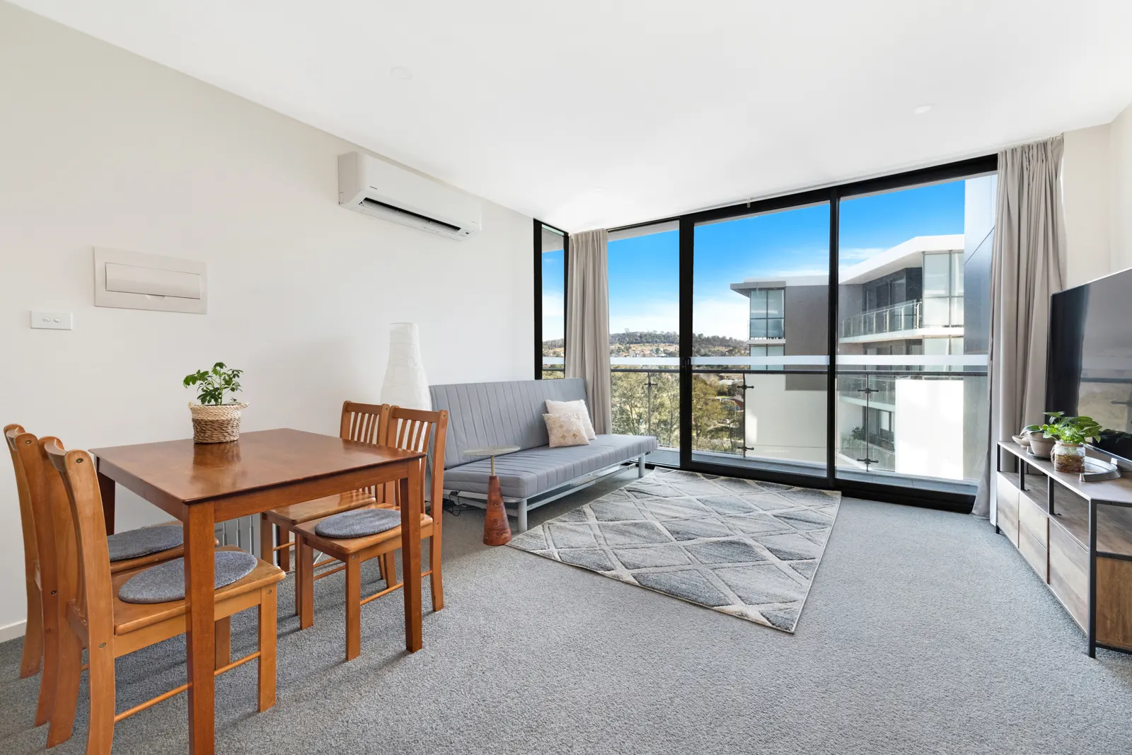 193/7 Irving Street, Phillip, photo 1