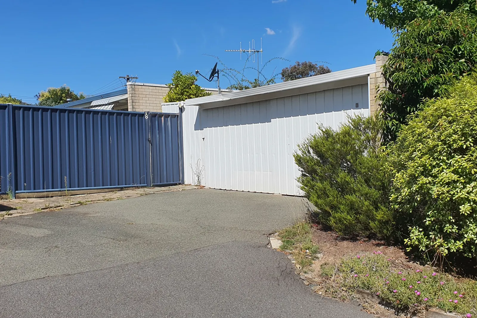 8 Harrington Circuit, Kambah, photo 1