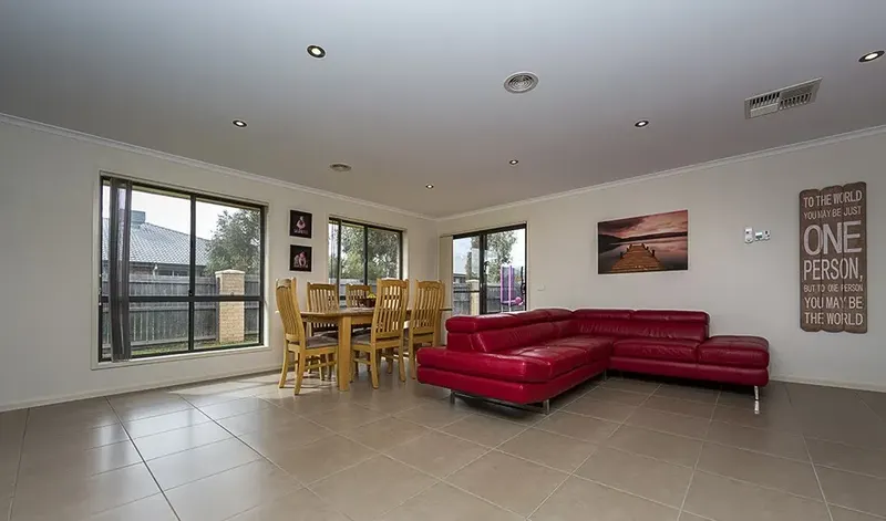 8 Hesba Brinsmead Street, Franklin, photo 2