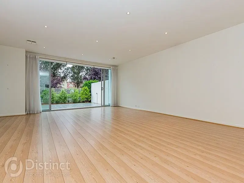2/28 Canberra Avenue, Forrest, photo 5