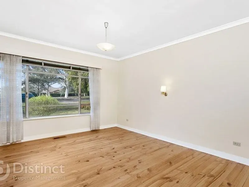 62 Captain Cook Crescent, Griffith, photo 10