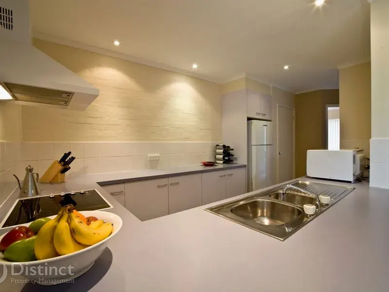 9/10 Tank Street, Phillip, photo 2
