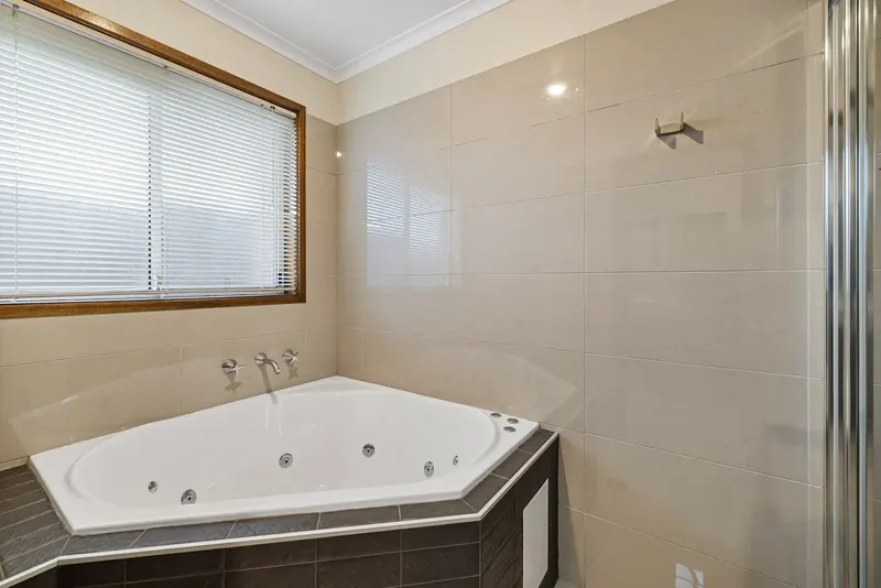 33 Poplar Crescent, Jerrabomberra, photo 12